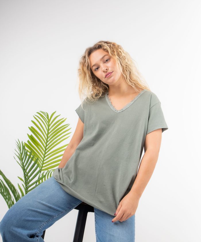 Remera escote V Desflecado